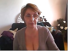 Mature woman showing nice horde and big tits